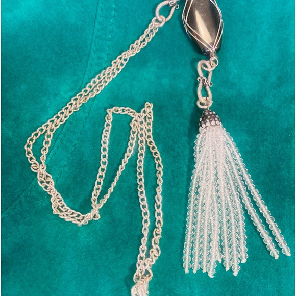 Art Deco style necklace, black and silver, with white tiny beaded tassel. - Picture 5 of 6